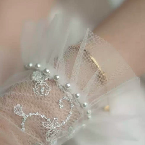 Light Grey Bridal Lace Wedding Gloves – Pearl-Embellished Floral Gloves